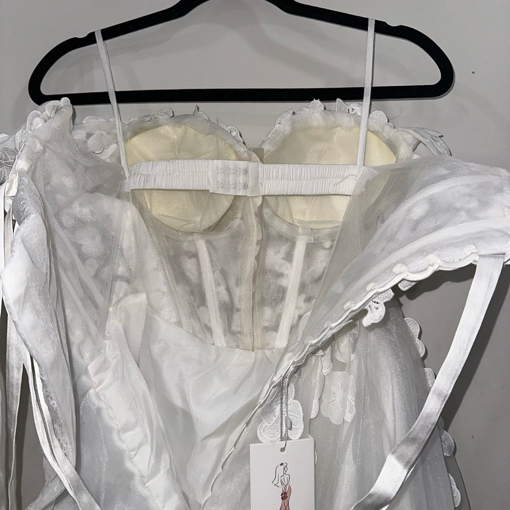 Elegant White Off-Shoulder Lace Dress - Picture 7 of 11